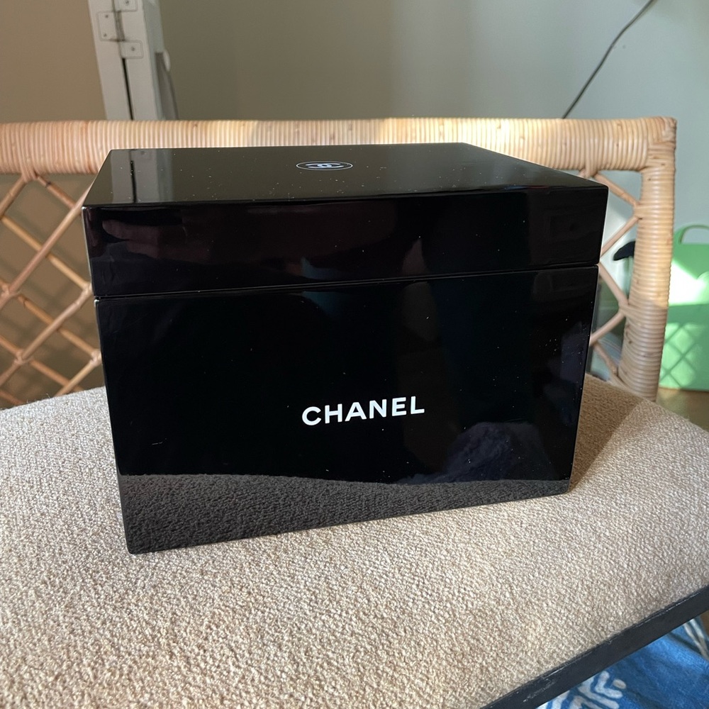 CHANEL Black La Boîte Laquée Beauty Box enamel